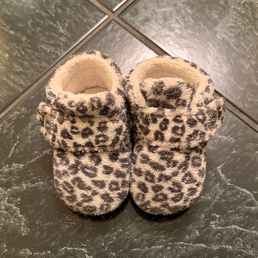 UGG Kids Leopard Print Plush Slippers - Cream and Gray
